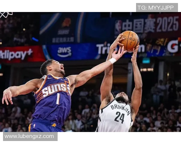 太阳队后卫布克喜获今年最佳新秀称号，未来篮球之星冉冉升起